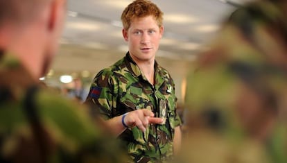 El príncipe Enrique, vestido de militar.