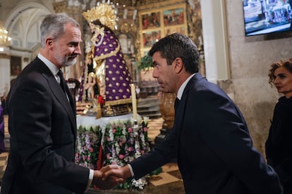 El rey Felipe VI saluda al presidente de la Generalitat Valenciana, Carlos Mazón.