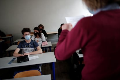 Un grupo de estudiantes atiende en una clase en un colegio en París.