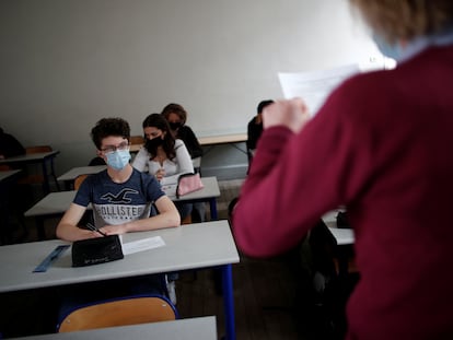 Un grupo de estudiantes atiende en una clase en un colegio en París.