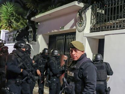 Integrantes de un cuerpo élite de la Policía ecuatoriana irrumpen en la Embajada de México en Quito, el 5 de abril de 2024.