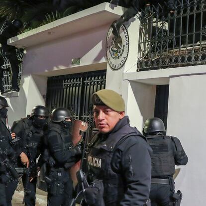 La policía irrumpe en la Embajada mexicana en Quito, el viernes pasado, siguiendo una orden del presidente ecuatoriano, Daniel Noboa.