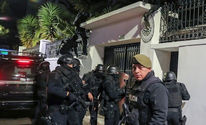 La policía irrumpe en la Embajada mexicana en Quito, el viernes pasado, siguiendo una orden del presidente ecuatoriano, Daniel Noboa.