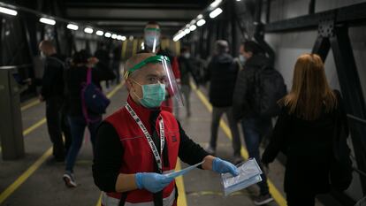 Distribución de mascarillas en la planta de Seat en Martorell.