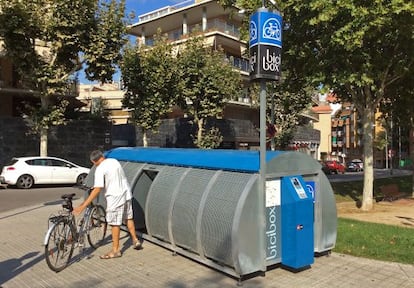 Un usuario guarda su bicicleta en un punto de bicibox.