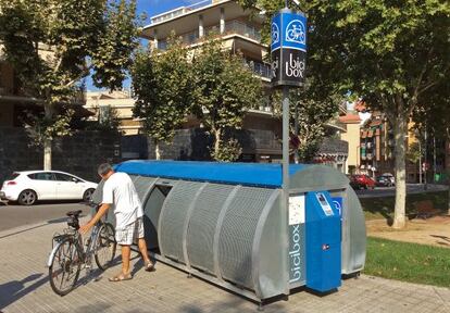 Un usuari guarda la seva bicicleta en un punt de Bicibox.