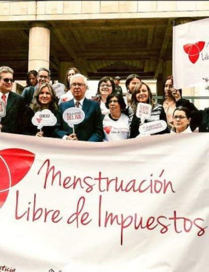 El senador Jorge Enrique Robledo y las promotoras de la campaña 'Menstruación libre de impuestos', el año pasado.