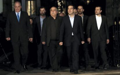 Alexis Tsipras junto a algunos de sus nuevos ministros.