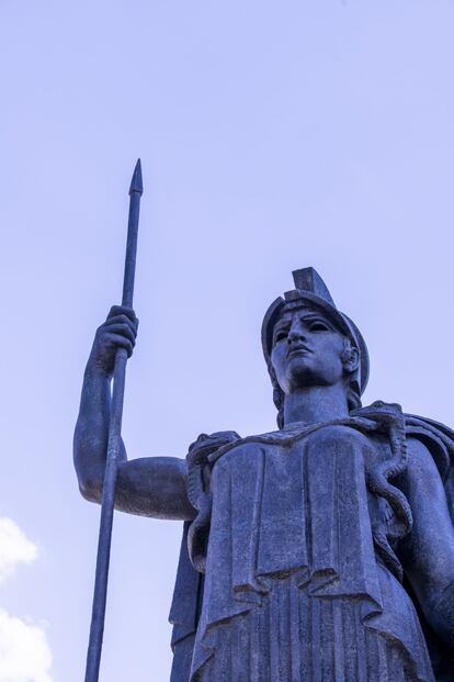 Minerva, diosa de las artes, esculpida en bronce por Juan Luis Vassallo, preside la azotea del Círculo de Bellas Artes de Madrid, uno de los edificios emblemáticos del eje Gran Vía–Alcalá y principal escenario de la agitada vida cultural e intelectual de la capital durante el siglo XX. Su construcción comenzó en 1921, dos años después de que los propios socios de la institución votaran a favor del proyecto presentado por Antonio Palacios a concurso. En su momento, supuso una ruptura con la convencional tipología constructiva de los casinos culturales y recreativos que proliferaron en España, generalmente organizados en torno a patios o galerías. En el Círculo de Bellas Artes, el arquitecto opta por un diseño vertical, inspirado en parte en los grandes rascacielos americanos.