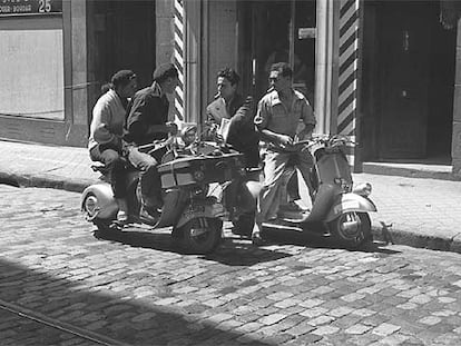 Un grupo de jóvenes, en las calles de Madrid en los años cincuenta.