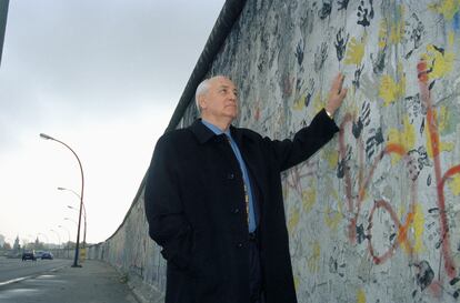 Mikhail Gorbachov en el Muro de Berlín, en 1998.