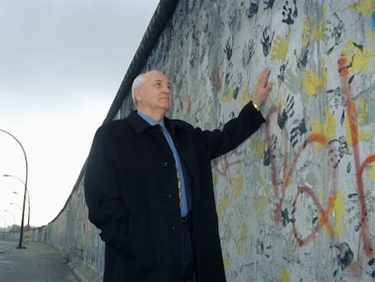 Mikhail Gorbachov en el Muro de Berlín, en 1998.