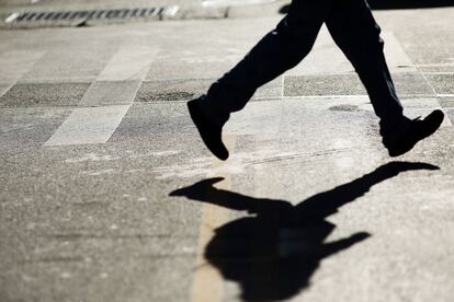 Un peatón proyecta su sombra en el asfalto en una calle de Manhattan, Nueva York (EE UU), el 27 de octubre de 2014.