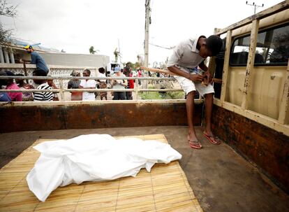 La presencia de agua contaminada junto a la falta de agua potable han provocado la aparición de cólera, diarrea y malaria. En la imagen, un pariente escribe el nombre de un bebé fallecido en Beira. El niño de un año ha muerto a causa de una enfermedad derivada de la falta de acceso al agua limpia.