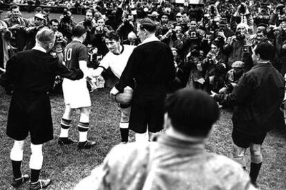 Walter, capitán alemán, y Puskas, con el número 10, antes del comienzo de la final Alemania-Hungría. 

/ PRESSE SPORTS