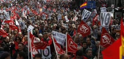 Participantes en la manifestaci&oacute;n de Madrid exhiben pancartas contra los recortes del Gobierno de Rajoy. 