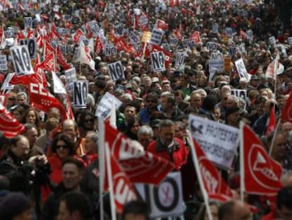 Participantes en la manifestaci&oacute;n de Madrid exhiben pancartas contra los recortes del Gobierno de Rajoy. 