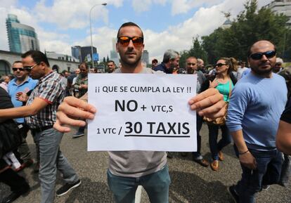 Un manifestante en la huelga de taxis de Madrid contra los VTC'S.