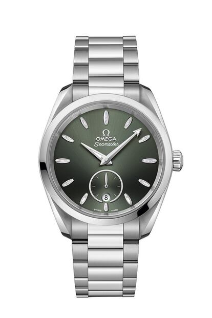 Aqua Terra es todo versatilidad. Un reloj de Omega diseñado para personas aventureras que se sienten tan cómodas en el centro de la ciudad como en medio del océano. El modelo Seamaster es todo un tributo al legado marino de la marca. La caja de 38 mm ha sido realizada en acero noble, con un diseño de bordes ondulados en el fondo de la caja. La esfera, color verde oscuro y con cepillado solar, se distingue por una ventana de fecha situada a las 6 horas y un pequeño segundero con oro blanco de 18 quilates. Precio: 6.200 euros.