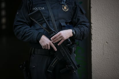 Fotografía donde se aprecia el detalle de un subfusil, durante el registro de una vivienda en Barcelona. Durante esta operación, llamada Casa Alejandría, están previstas seis entradas y registros para detener cerca de una veintena de personas.