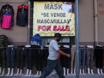 Un hombre caminaba delante de un cartel en español e inglés en El Paso (Texas), en noviembre de 2020.