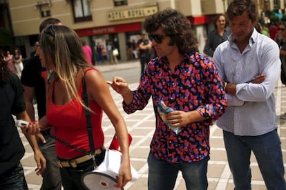 El torero Morante de la Puebla trata de hablar con una manifestante antitaurina en Ronda.