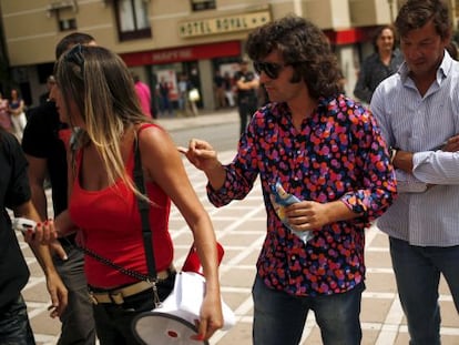 El torero Morante de la Puebla trata de hablar con una manifestante antitaurina en Ronda.