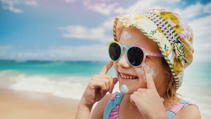 Proteger a los niños del sol es fundamental, pero no siempre resulta fácil aplicarles la crema.