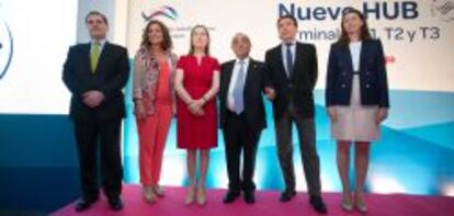 El presidente de Aena, José Manuel Vargas; la alcaldesa de Madrid, Ana Botella; Ana Pastor, ministra de Fomento; Juan José Hidalgo; Ignacio González, presidente de la Comunidad de Madrid, y Elena Mayoral, directora de Barajas.