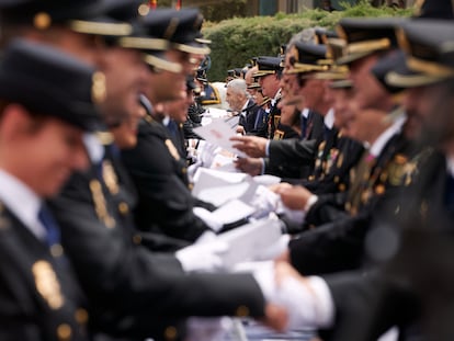 El ministro del Interior, Fernando Grande-Marlaska, al fondo, durante el acto de jura de los nuevos policías celebrado el pasado 20 de mayo en la Escuela Nacional de Policía de Ávila.