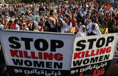 Mulheres marcham com cartazes em que se lê "Parem de matar mulheres" durante o Dia Internacional da Mulher celebrado em Karachi (Paquistão).