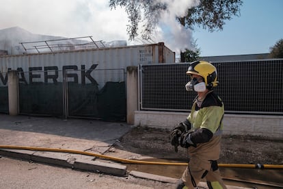 Un bombero trabaja durante la tercera jornada de restricciones por el humo tóxico provocado por el incendio, este domingo, en una planta de reciclaje de baterías de litio en el polígono de Azuqueca de Henares (Guadalajara).