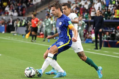 Azpilicueta protege el balón ante el brasileño Dudu en la final del Mundial de Clubes ganada por el Chelsea al Palmeiras en 2022