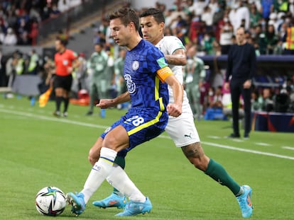 Azpilicueta protege el balón ante el brasileño Dudu en la final del Mundial de Clubes ganada por el Chelsea al Palmeiras en 2022
