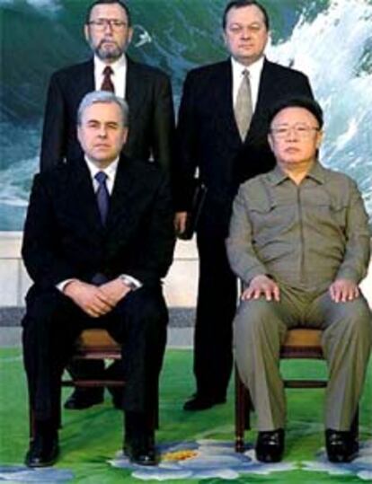 El enviado ruso, Alexander Losyukov y el líder norcoreano, Kim Jong-il, posan durante la entrevista que han mantenido en Pyongyang.