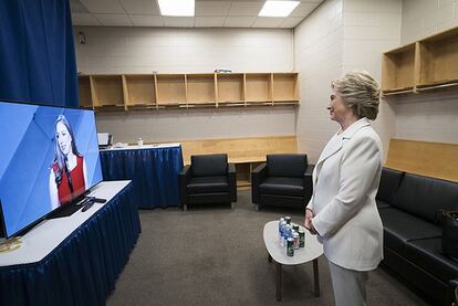 Hillary sonre con orgullo viendo a Chelsea en el escenario.