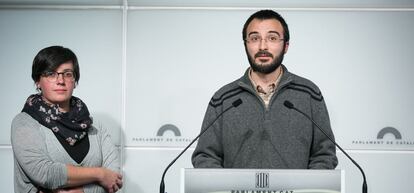 Mireia Boya (i) y Albert Botran (d) de la CUP, en el Parlament.