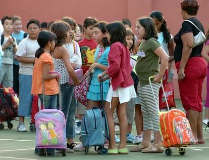 La Oficina Regional de Educación para América Latina y el Caribe (Orealc/Unesco Santiago) y la Fundación Santillana han firmado un acuerdo de colaboración en relación con el programa Futuros de la educación. Aprender a transformarse, una iniciativa de la Unesco cuyo objetivo es reinventar la manera en que el saber y el aprendizaje pueden configurar el futuro.
Ambas instituciones lanzarán una serie de seminarios y consultas en línea enfocadas en América Latina y el Caribe, que buscan explorar las transformaciones, profundas y fundamentales, que son posibles para la organización futura de las sociedades, la política, la economía e incluso las culturas, e indagar sobre el papel que puede jugar la educación para facilitar dichas transformaciones.
Con la mirada puesta en 2050 y más allá, el proyecto busca discutir el papel de la educación en cuatro ejes: la sostenibilidad humana y del planeta, la producción, acceso y gobernanza del conocimiento, el fomento de la ciudadanía y la seguridad laboral y económica.