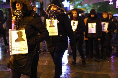 Un grupo de mujeres portan los nombres de las últimas víctimas de violencia de género.