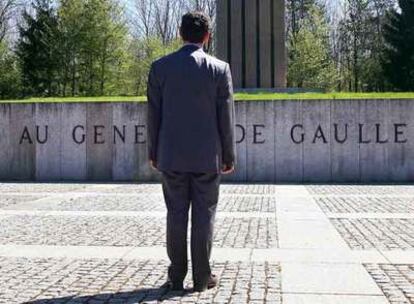 Nicolas Sarkozy presenta sus respetos ante el monumento a Charles de Gaulle en Colombey les-deux-Églises, ciudad natal del ex presidente.
