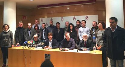 Ediles de IU-CM en Coslada y miembros regionales de la formación este jueves.