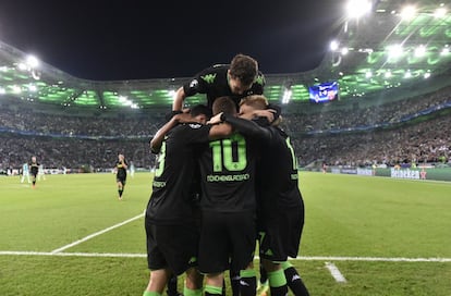 Thorgan Hazard celebra el gol junto a sus compañeros. 