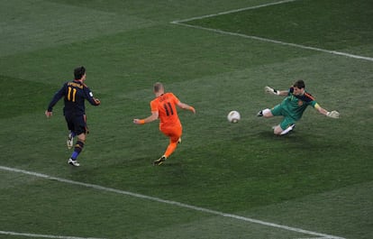 Casillas detiene un mano a mano con Robben en la final del Mundial de 2010.
