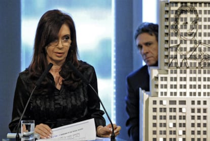Cristina Fernández de Kirchner pronuncia un discurso junto a una imagen de Evita Perón.