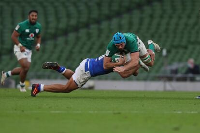 Tackle del italiano Gianmarco Lucchesi sobre Tadhg Beirne, de Irlanda, durante el Seis Naciones jugado en Dublín.