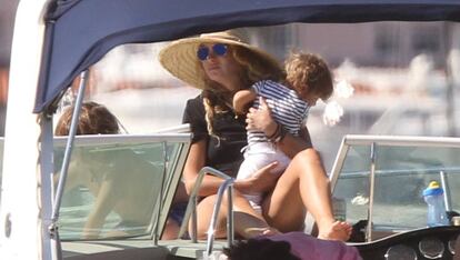 La cantante Paulina Rubio con sus hijos de vacaciones en Miami.