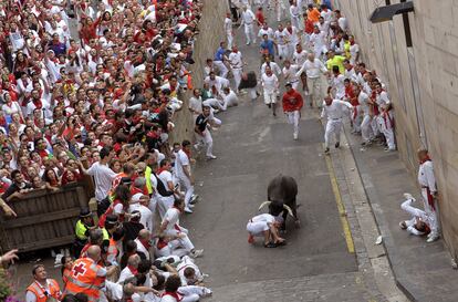 Los corrales del gas son el lugar en el que descansan los seis toros de una ganadería antes de ser trasladados a través del denominado 'encierrillo' a los corrales de Santo Domingo, desde donde salen a cubrir el encierro. En la imagen, en la foto un mozo es embestido en la Cuesta de Santo Domingo.