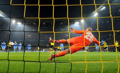 Marco Reus marca el primer gol del partido de penalti ante Reina.