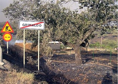 Fin del término municipal de Grimaldo (Cáceres), donde se ven los efectos del fuego que provocó la evacuación anoche de que más de 200 vecinos.