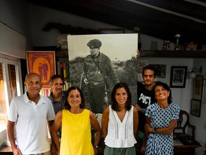 Reunión de la familia Delibes en la cabaña en la que el escritor se aislaba para trabajar en sus novelas, situada junto a la casa de Sedano (Burgos). En la imagen, dos de los hijos de Delibes junto a nietos, familia política y, sentados, tres bisnietos.